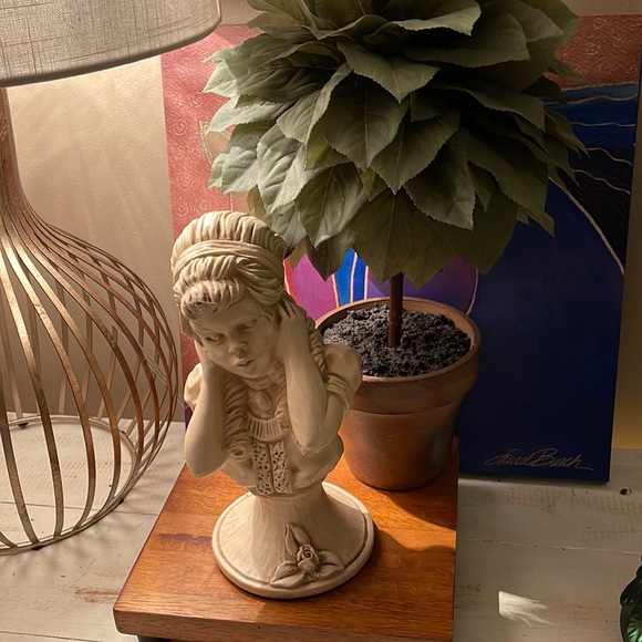 Statue - Picture 1 of 5
